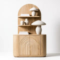 Aparador con puertas arqueadas y estantes curvos - beige