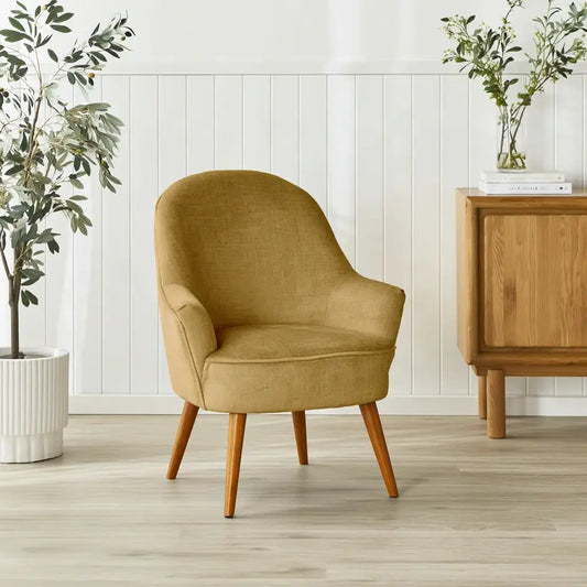 Sillón con respaldo envolvente y patas inclinadas - mostaza