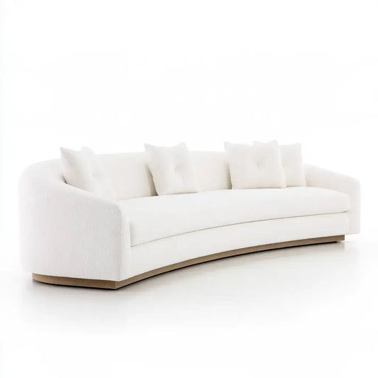 Sofá con frente curvo y cojines claros - beige